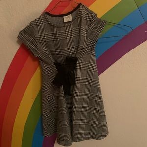 Girls houndstooth dress with bow in front.